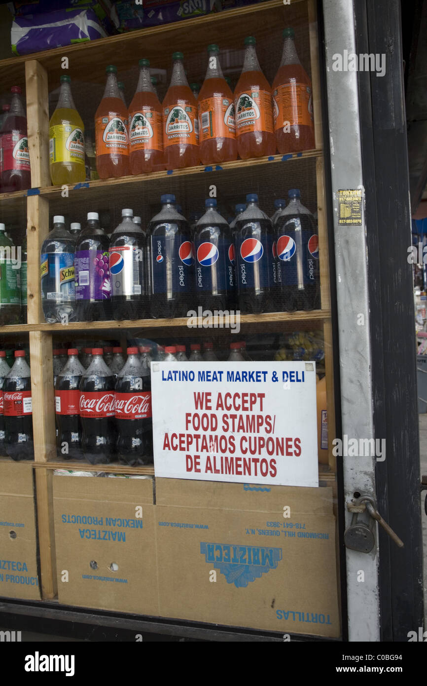 Bodega dans un quartier pauvre de Brooklyn, New York. Banque D'Images