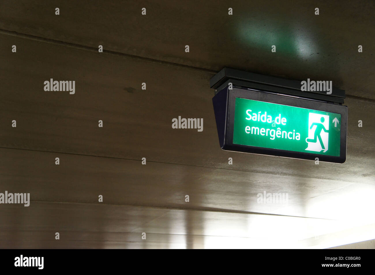 Panneau de sortie d'urgence (en portugais) Banque D'Images