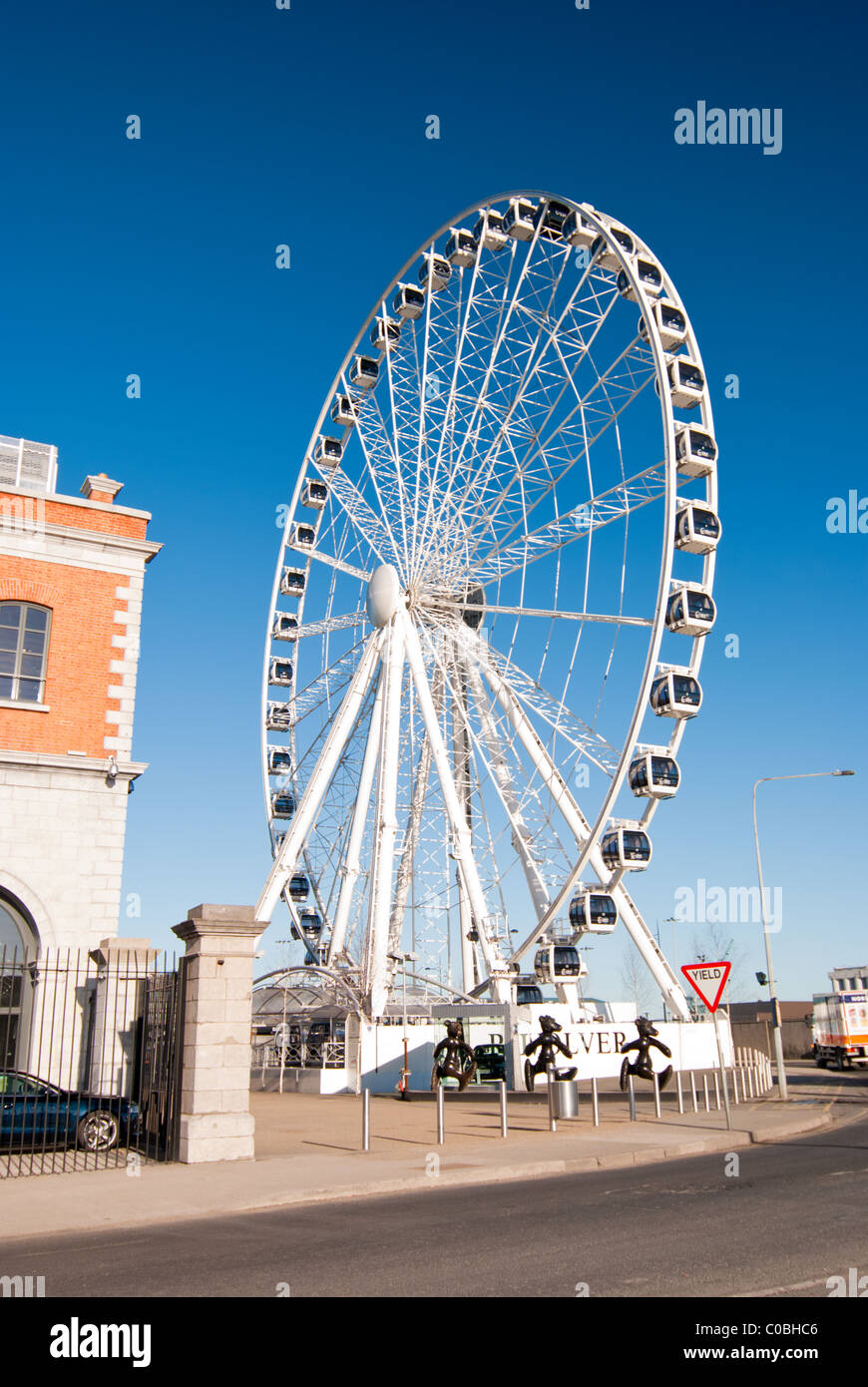 La roue de Dublin une attraction touristique au point Village. Banque D'Images