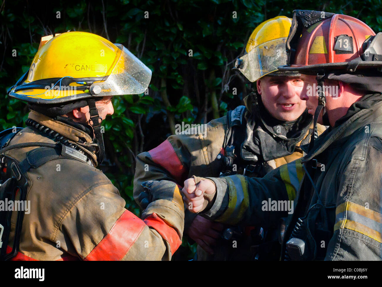 'Seattle pompiers fist bump au cours d'une formation réussie de brûler une vieille maison.' Banque D'Images