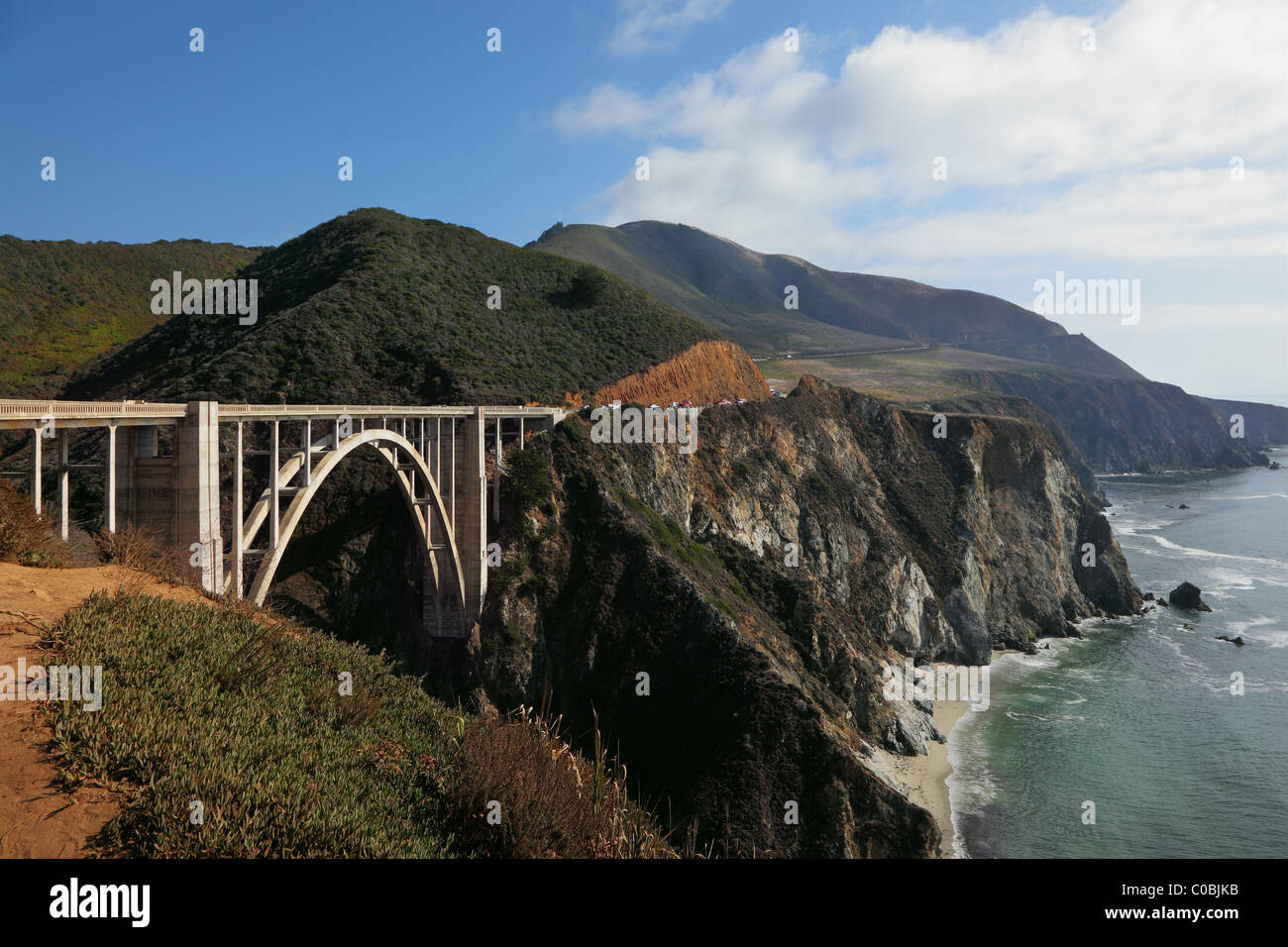 Le magnifique pont sur l'autoroute côtière de rocky et raide côte du Pacifique USA Banque D'Images