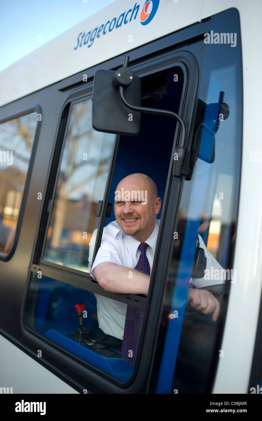 Un heureux chauffeur de bus avec sa tête à la recherche d'un bus Banque D'Images