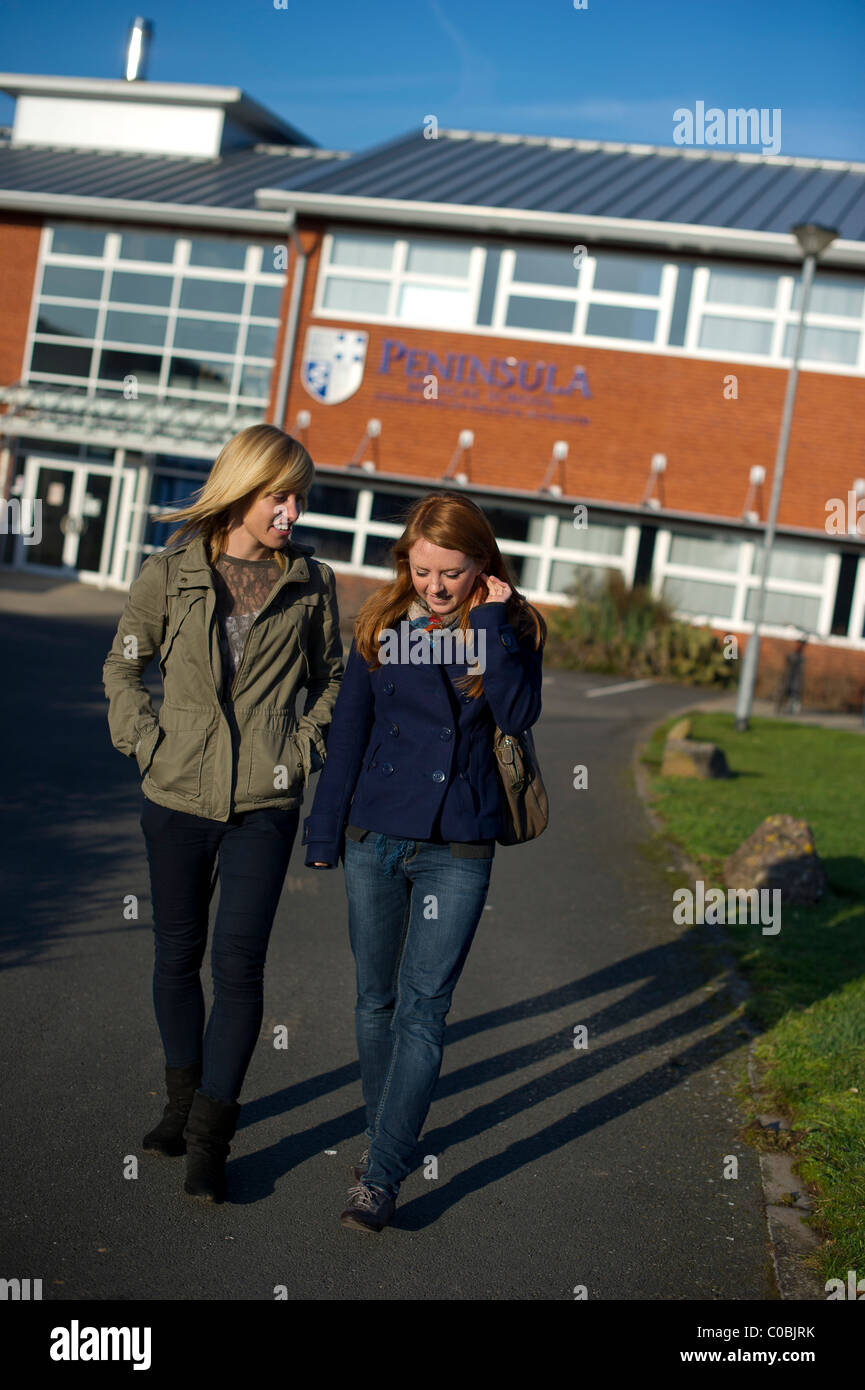 Deux jeunes étudiants universitaires à l'extérieur de la Peninsula Medical School buildings in Exeter, Devon Banque D'Images
