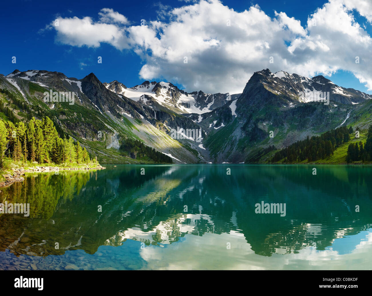 Beau lac turquoise en montagnes de l'Altaï Banque D'Images