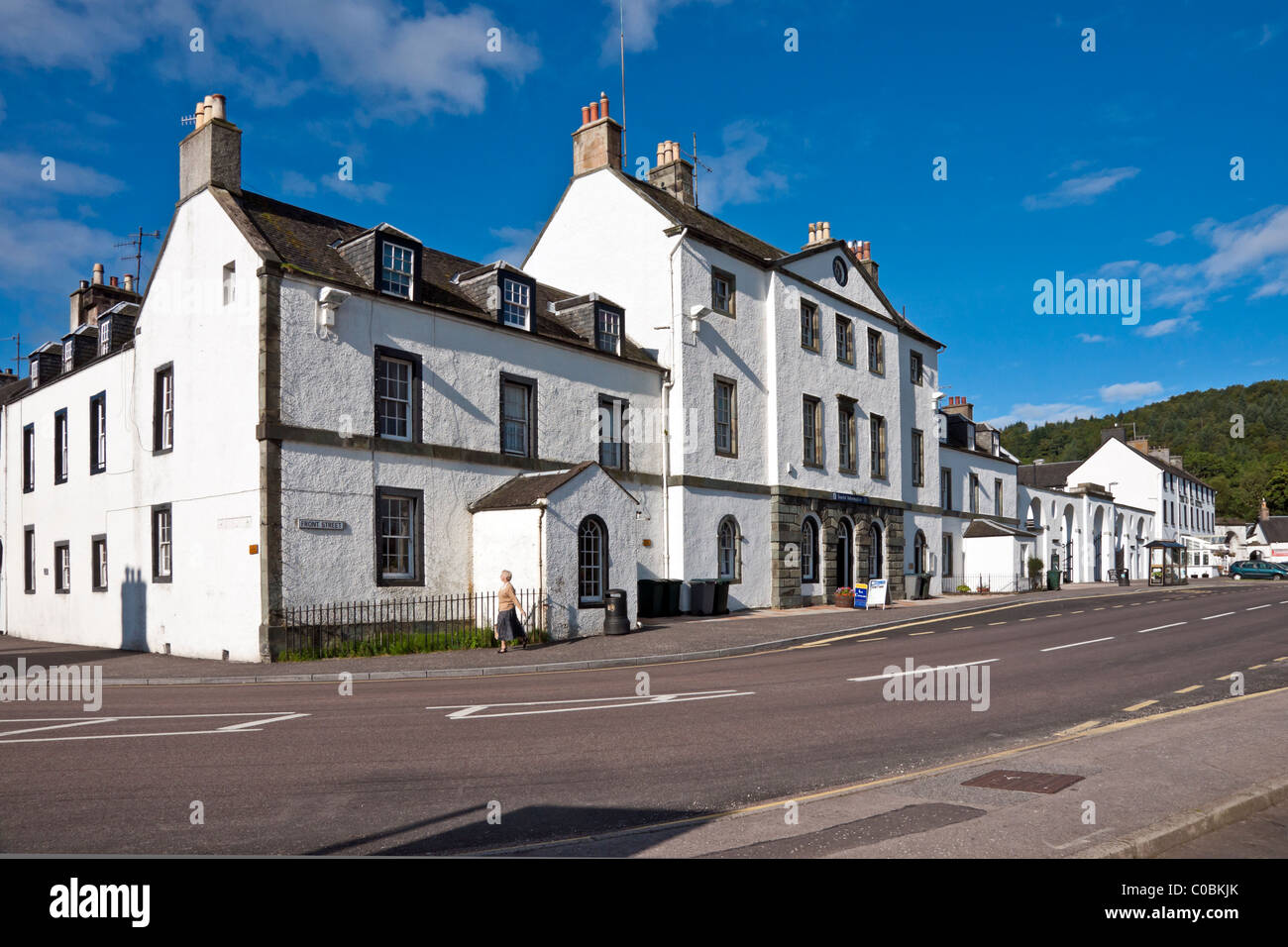 Maisons Blanches traditionnelles et informations touristiques sur Loch Fyne donnant dans la rue Front Inveraray Argyll Ecosse Banque D'Images