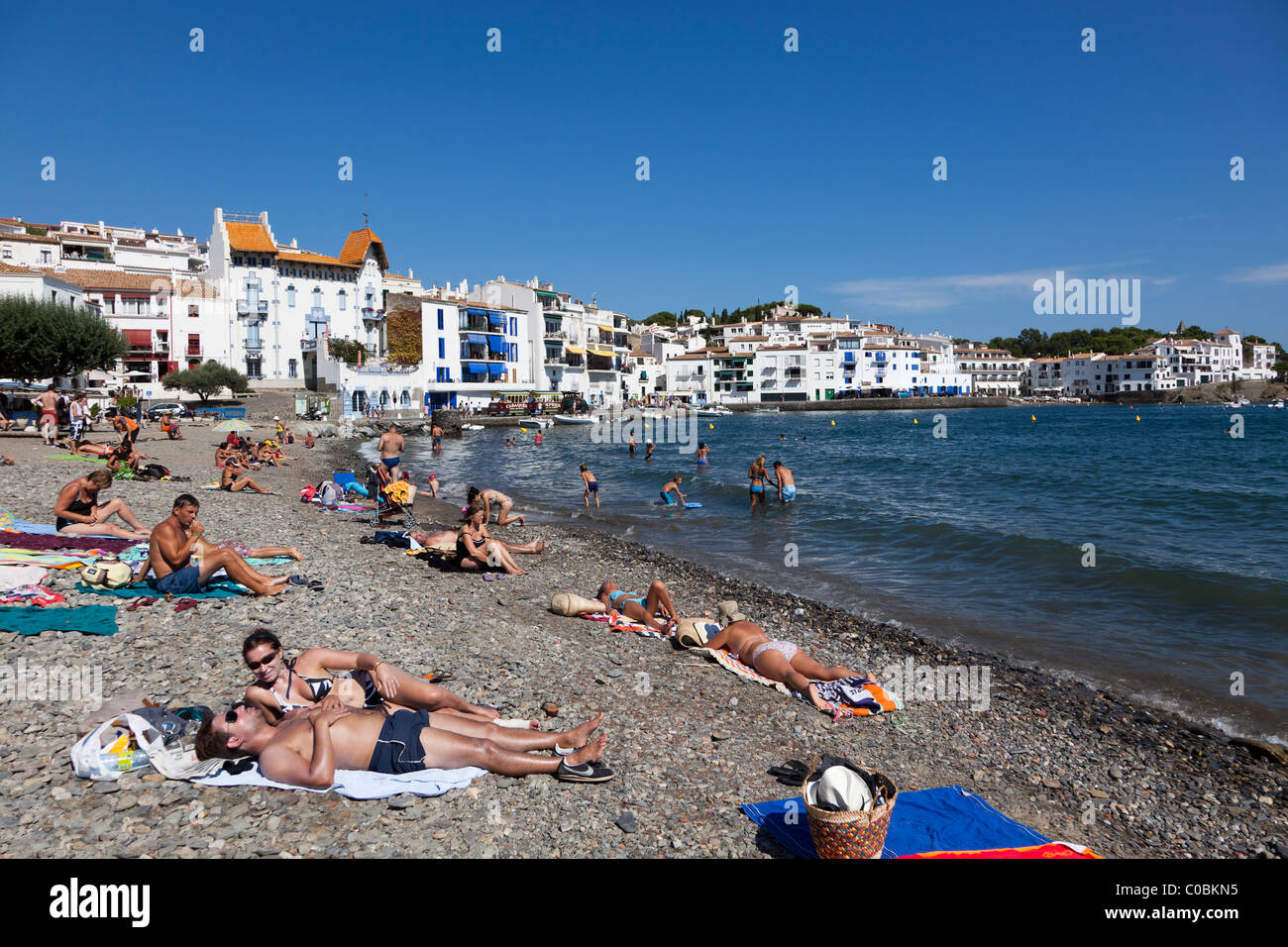 Les gens en train de bronzer sur une plage de Cadaqués Emporda Catalogne Espagne Banque D'Images