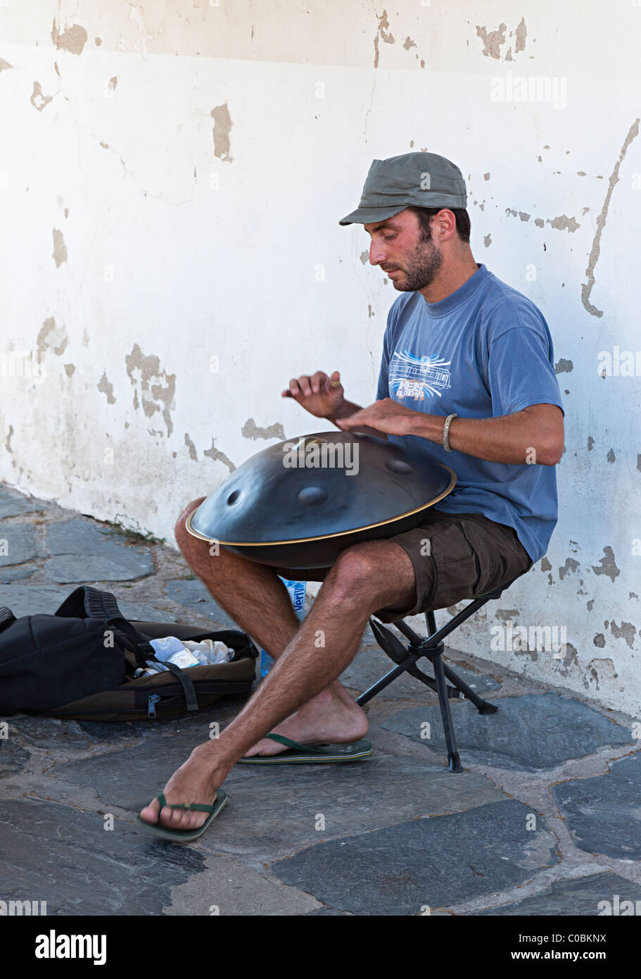Homme jouant de l'instrument de musique pour des conseils dans la ville balnéaire de Cadaqués Emporda Catalogne Espagne Banque D'Images