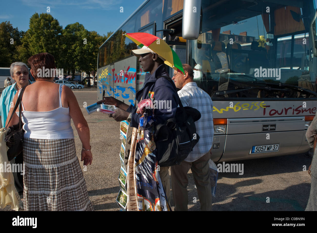 Versailles France - touristes à bus, immigrants africains Paris, Man Hawking souvenirs, visite de la communauté noire de 'Château de Versailles' paris Banque D'Images