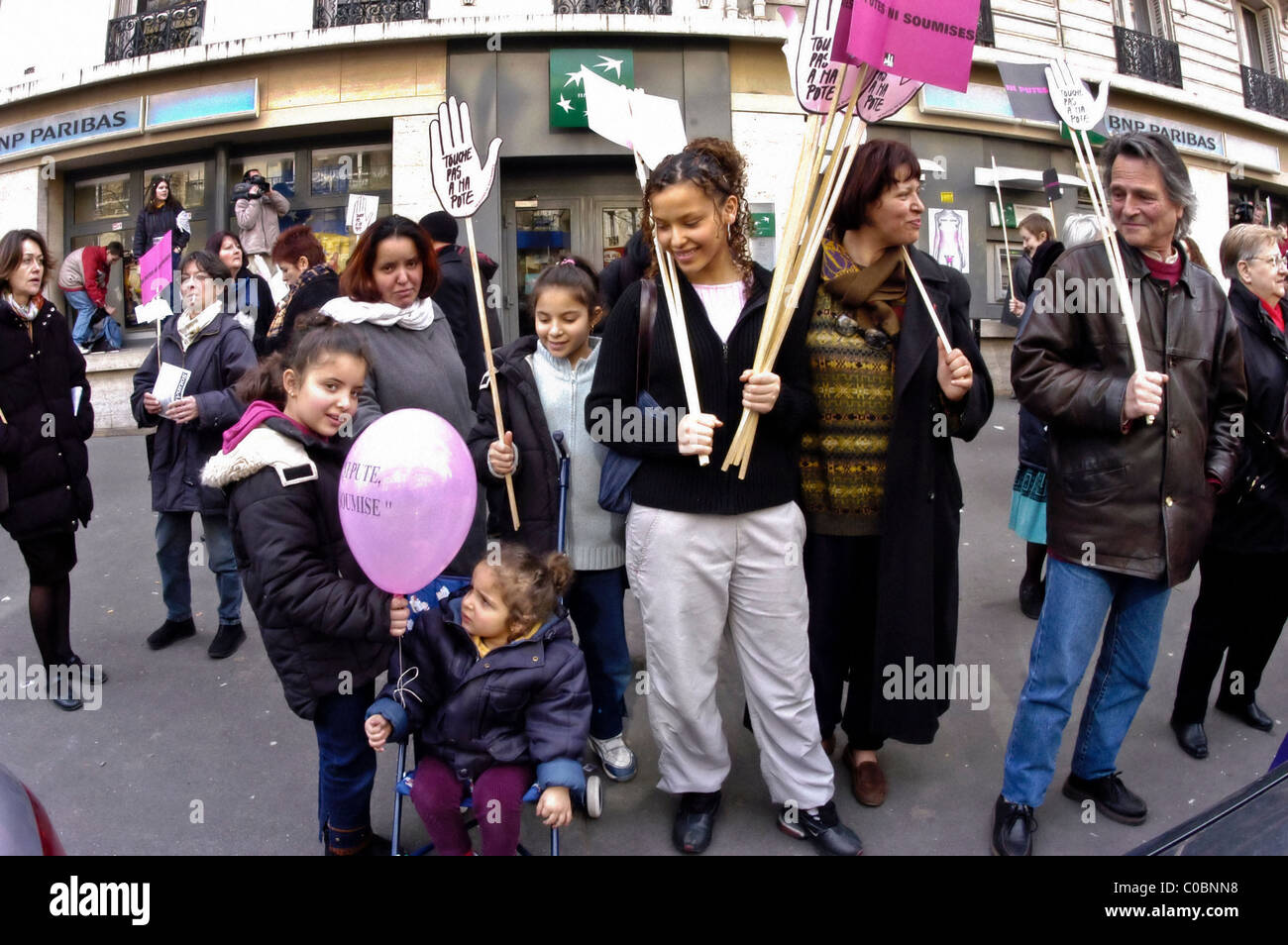 PARIS, France - Journée internationale de la femme Mars, Mars des femmes françaises des banlieues quartiers de la "arche des femmes des quartiers" des enfants tenant une affiche de protestation familiale française sur la rue Banque D'Images