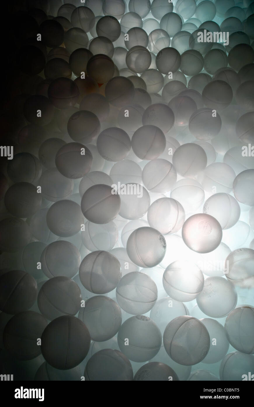 Piscine à balles dans la salle sensorielle de la lumière. Banque D'Images