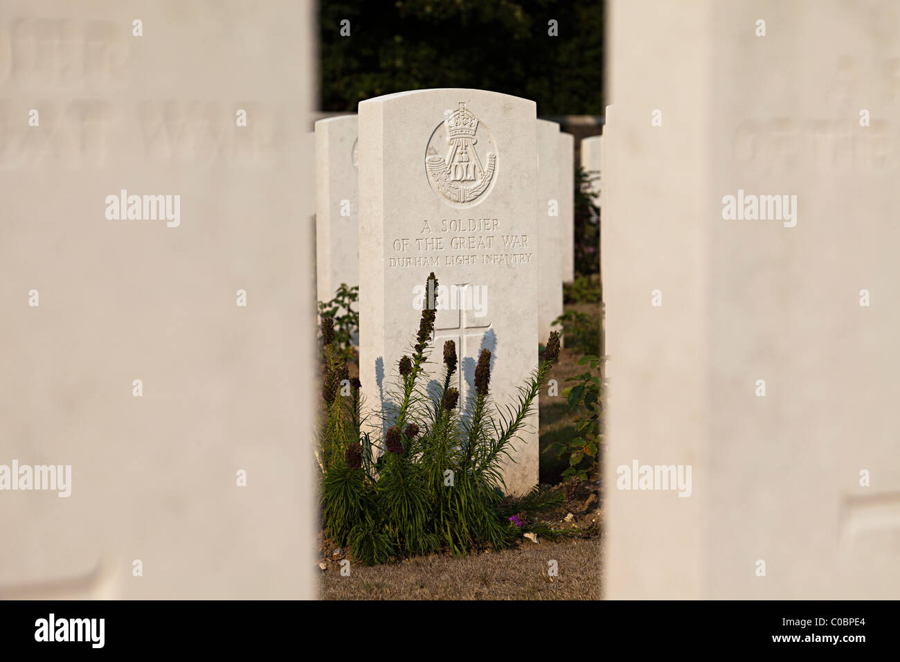 Soldat inconnu de la Durham Light Infantry pierre tombale vu entre deux autres la crête de Vimy cimetière canadien no 2 La France Banque D'Images