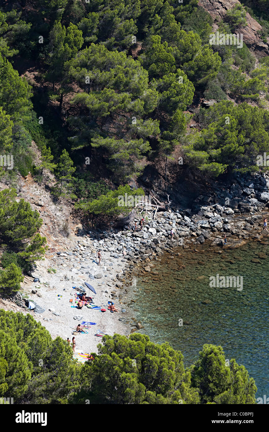 Les gens sur une plage isolée sur la côte méditerranéenne Cala Rostella Parc naturel de Cap de Creus Emporda Catalogne Espagne Banque D'Images