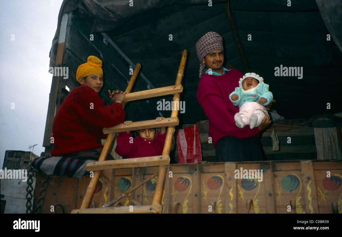 Amritsar Inde famille vivant dans un camion Banque D'Images