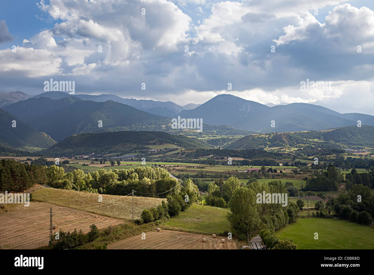 Les montagnes et les champs à l'extrémité sud des Pyrénées Bellver de Cerdanya Catalunya Espagne Banque D'Images