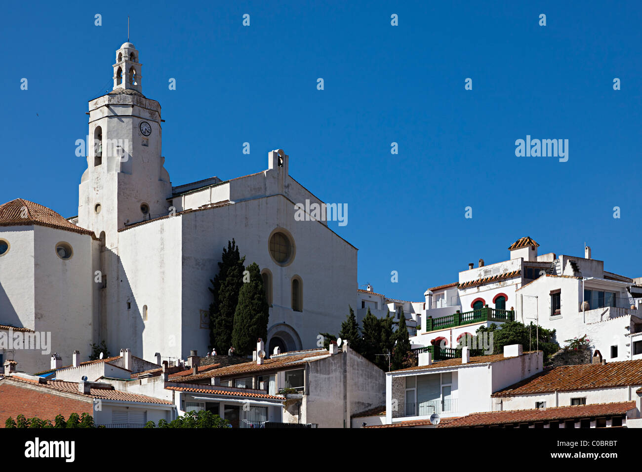 Église et maisons sur skyline Cadaqués Emporda Catalogne Espagne Banque D'Images