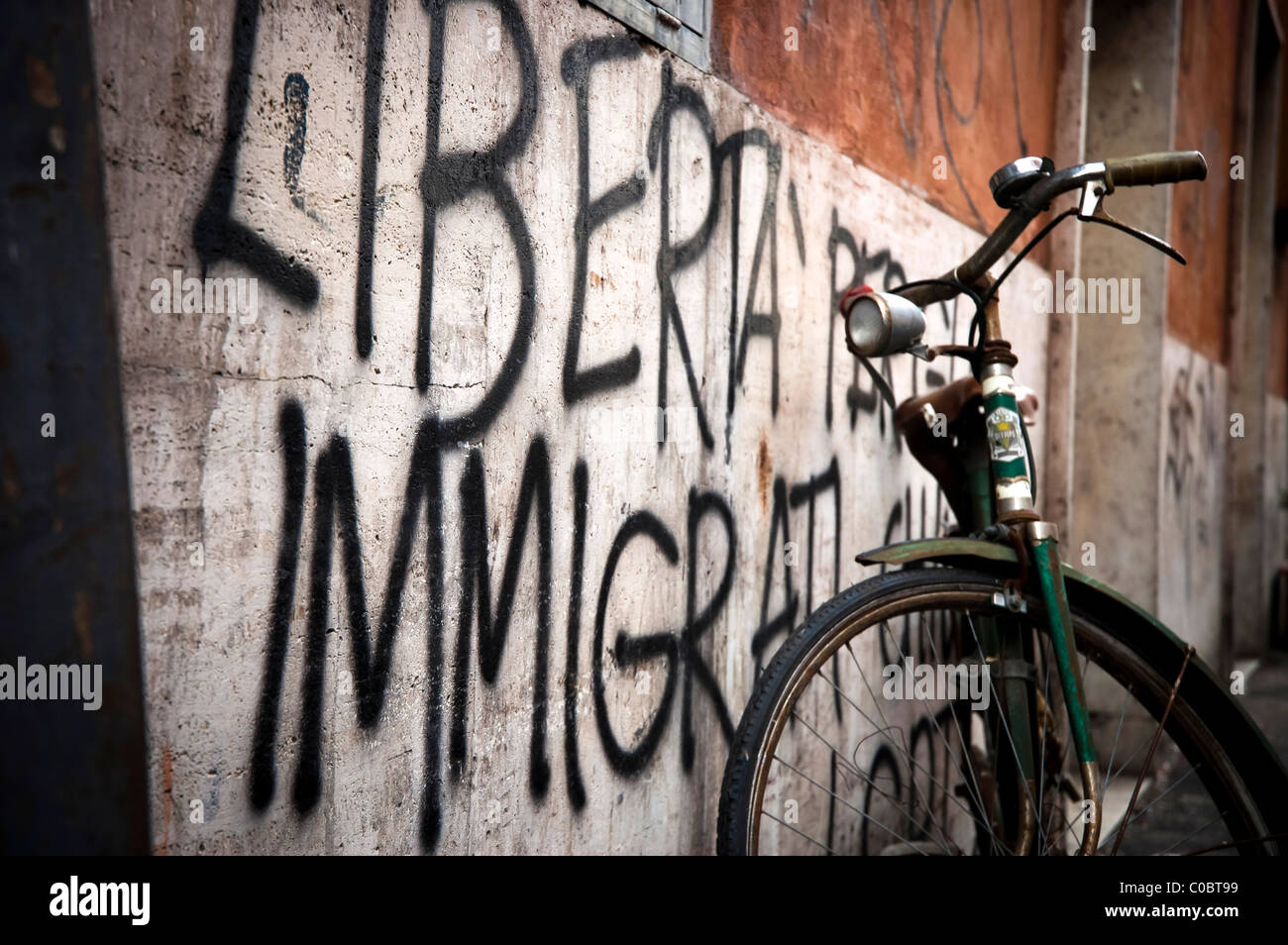 L'immigration "libre" est écrit sur un mur de Trastevere, Rome, Italie Banque D'Images