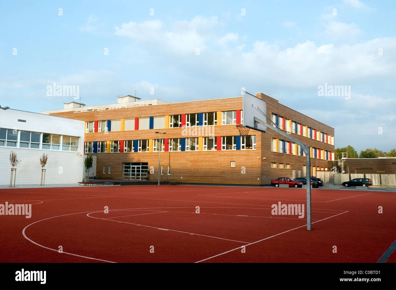 Polish junior high school building avec des fenêtres et jardin terrain de basket-ball, Varsovie, Pologne, Europe, UNION EUROPÉENNE Banque D'Images