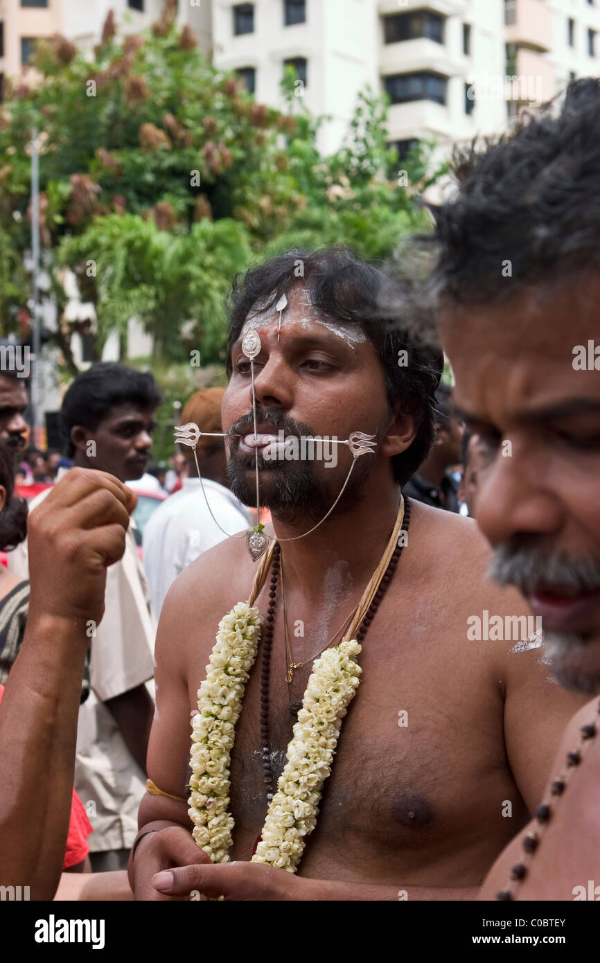 Thaipusam fête hindoue à Singapour où les gens montrent leur foi en perçant leur corps avec des crochets et pointes Banque D'Images