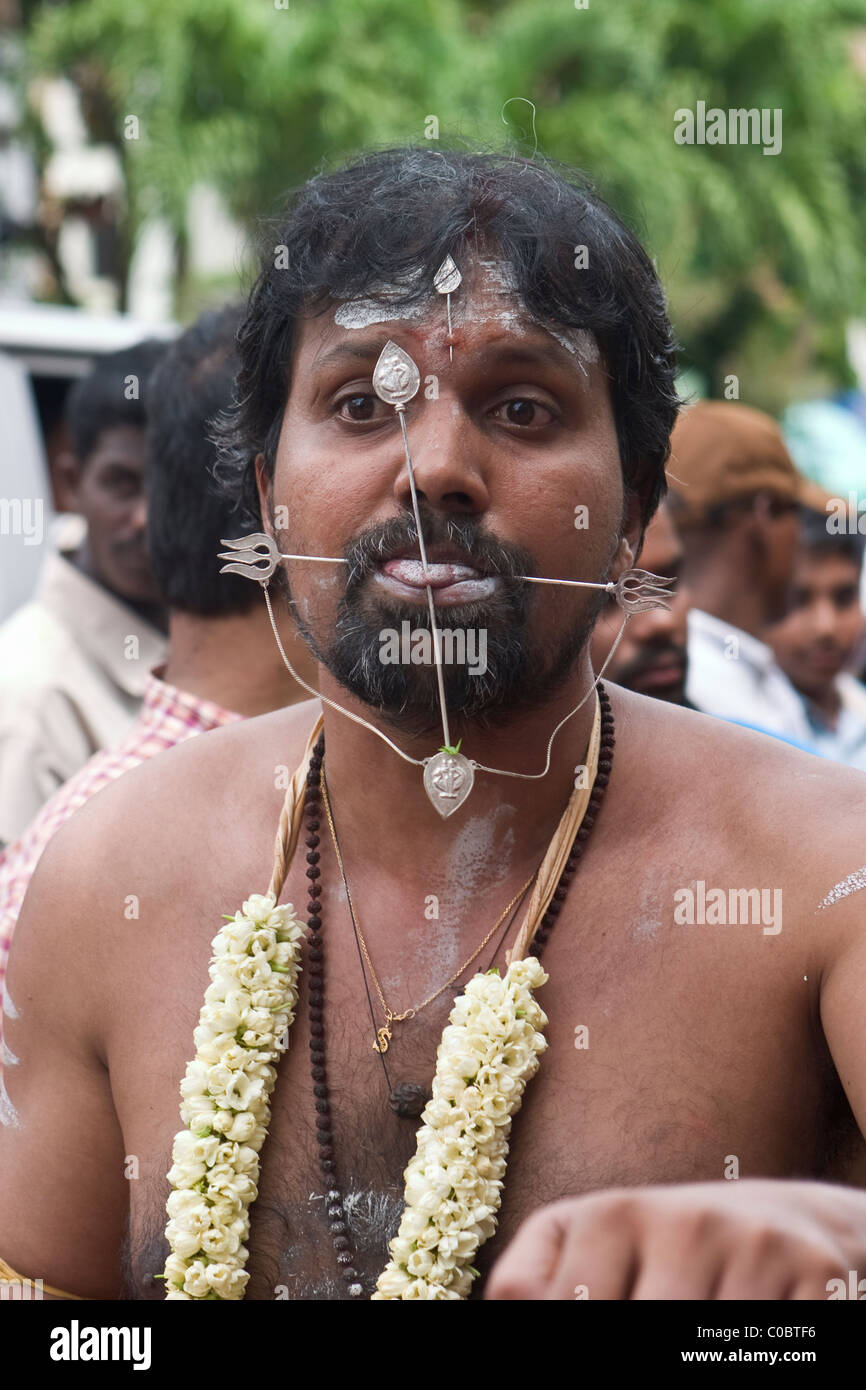 Thaipusam fête hindoue à Singapour où les gens montrent leur foi en perçant leur corps avec des crochets et pointes Banque D'Images
