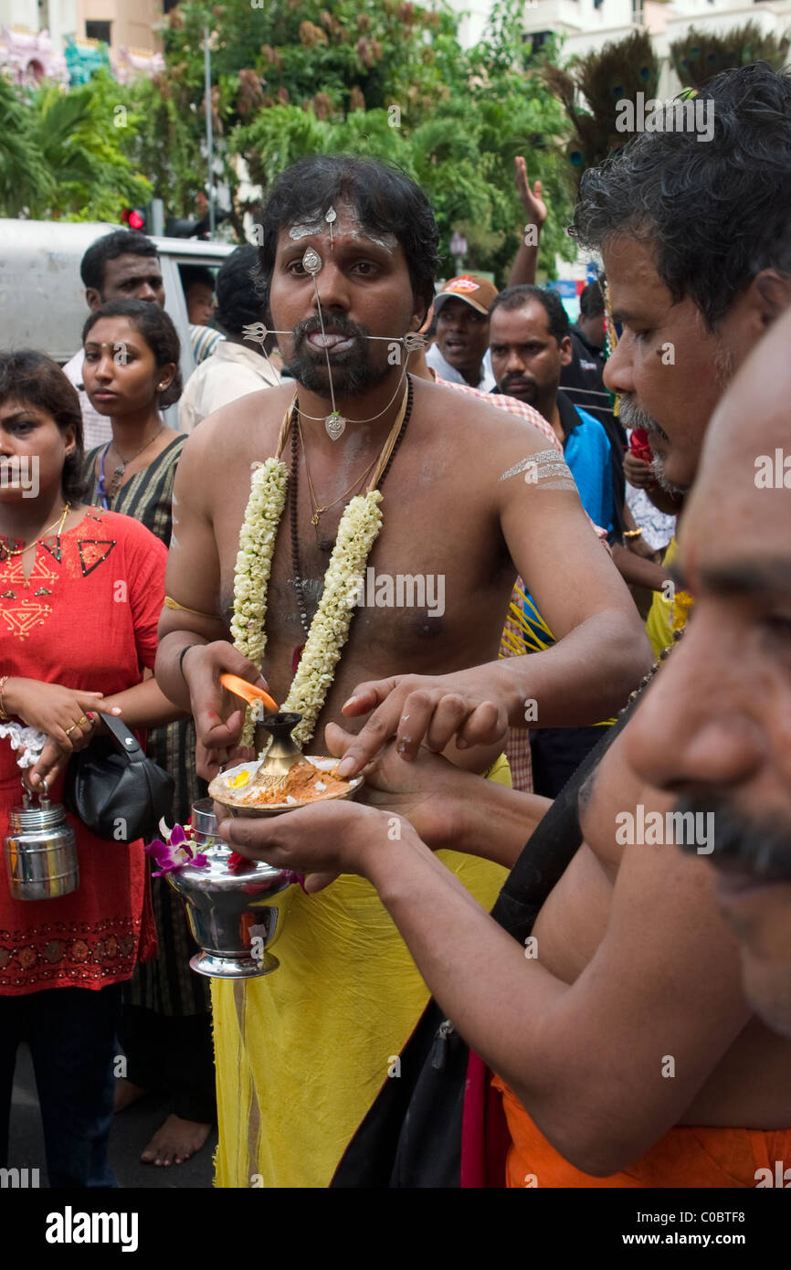 Thaipusam fête hindoue à Singapour où les gens montrent leur foi en perçant leur corps avec des crochets et pointes Banque D'Images