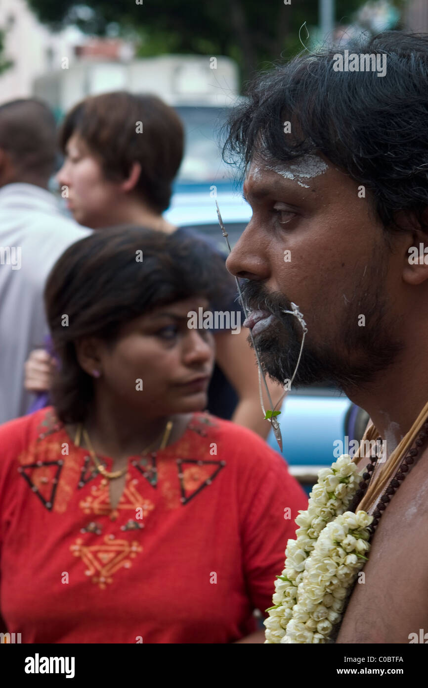 Thaipusam fête hindoue à Singapour où les gens montrent leur foi en perçant leur corps avec des crochets et pointes Banque D'Images