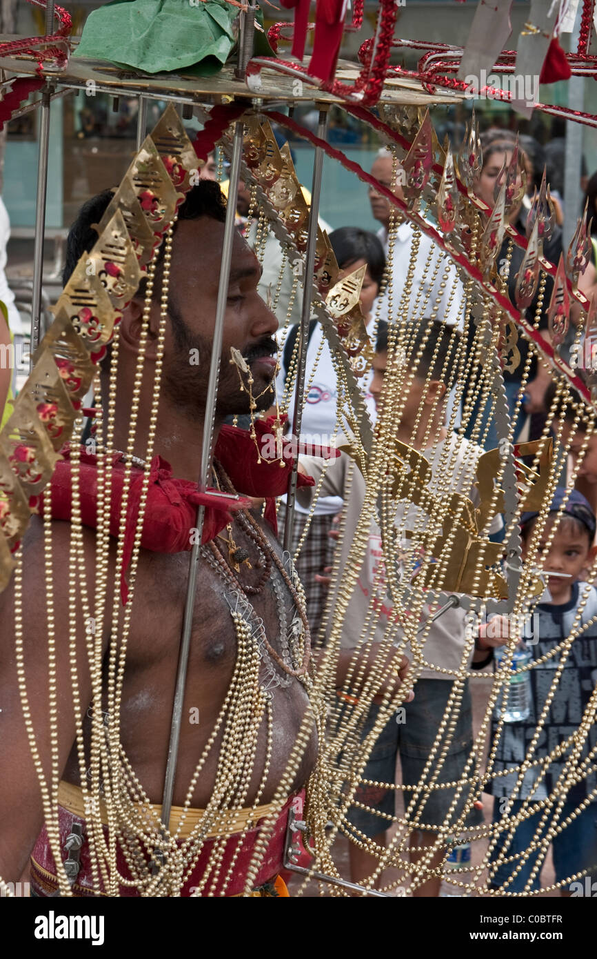 Thaipusam fête hindoue à Singapour où les gens montrent leur foi en perçant leur corps avec des crochets et pointes Banque D'Images