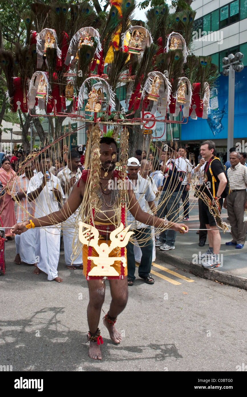 Thaipusam fête hindoue à Singapour où les gens montrent leur foi en perçant leur corps avec des crochets et pointes Banque D'Images