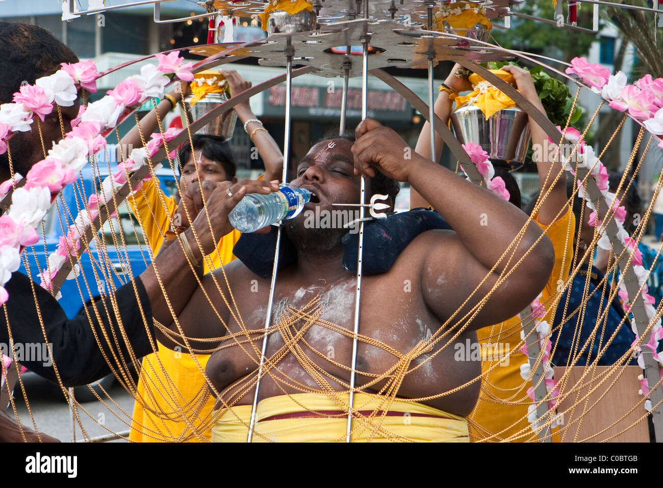 Thaipusam fête hindoue à Singapour où les gens montrent leur foi en perçant leur corps avec des crochets et pointes Banque D'Images