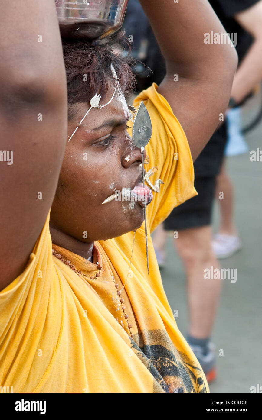 Thaipusam fête hindoue à Singapour où les gens montrent leur foi en perçant leur corps avec des crochets et pointes Banque D'Images