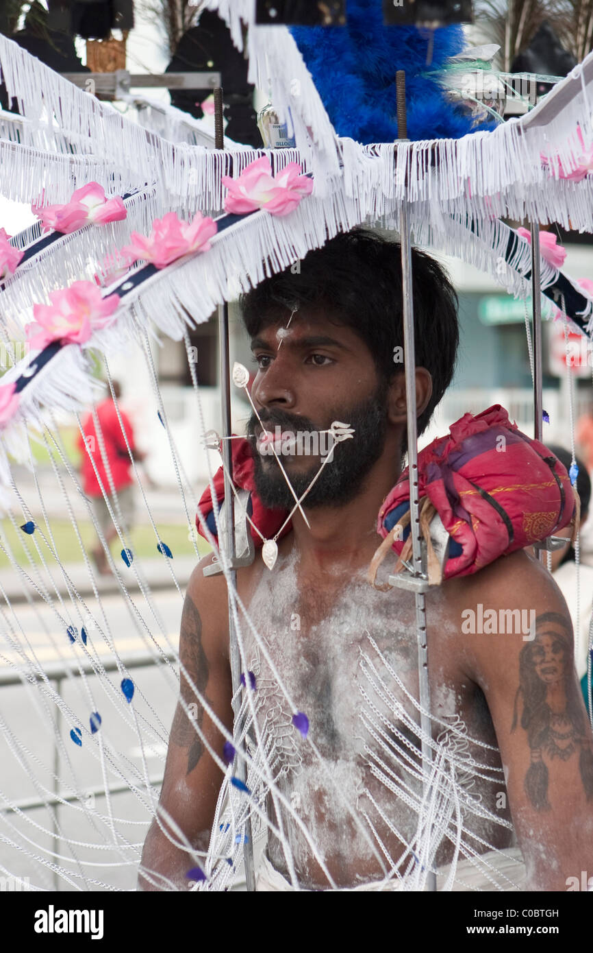 Thaipusam fête hindoue à Singapour où les gens montrent leur foi en perçant leur corps avec des crochets et pointes Banque D'Images