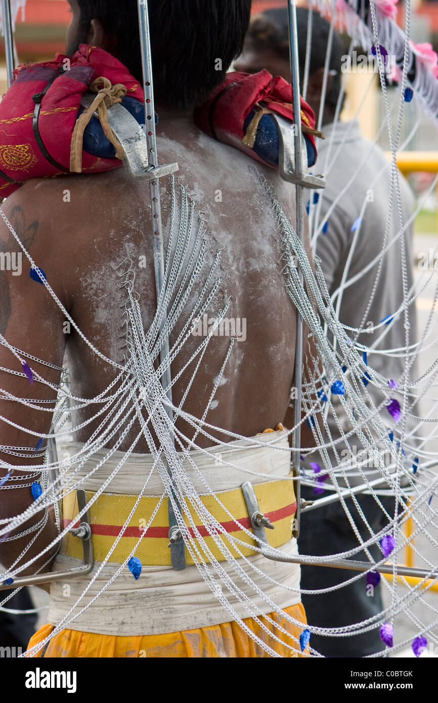Thaipusam fête hindoue à Singapour où les gens montrent leur foi en perçant leur corps avec des crochets et pointes Banque D'Images