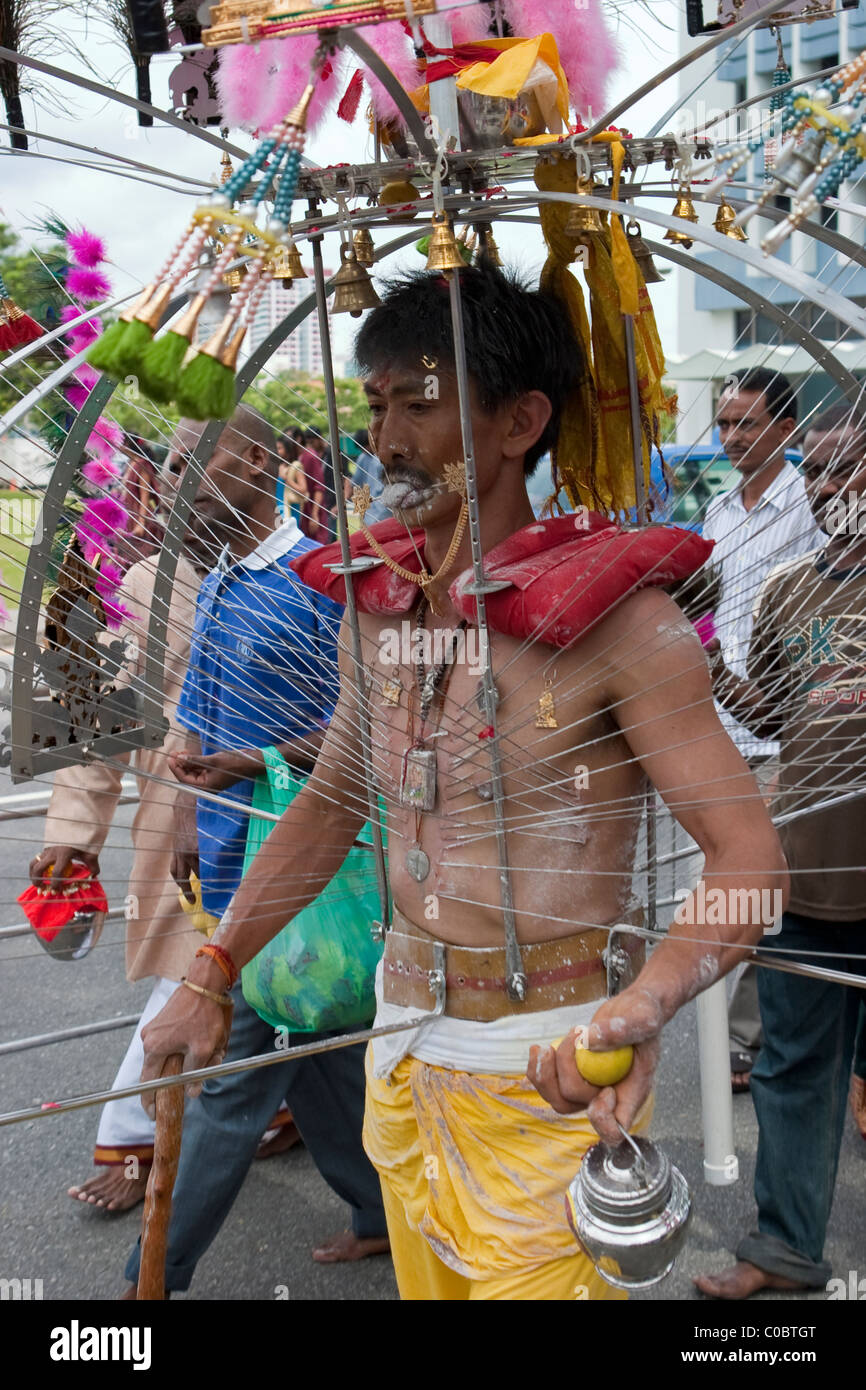 Thaipusam fête hindoue à Singapour où les gens montrent leur foi en perçant leur corps avec des crochets et pointes Banque D'Images