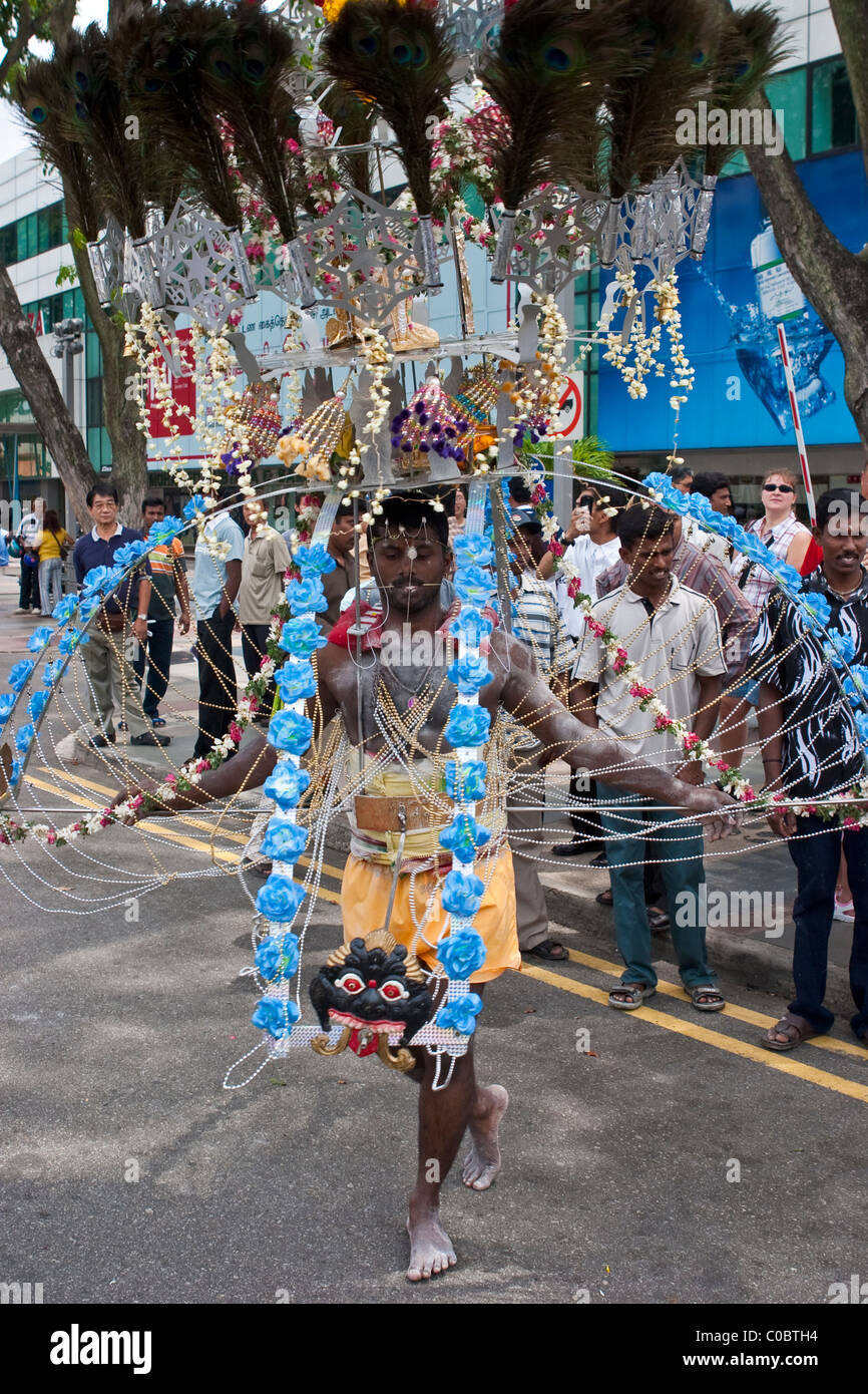 Thaipusam fête hindoue à Singapour où les gens montrent leur foi en perçant leur corps avec des crochets et pointes Banque D'Images