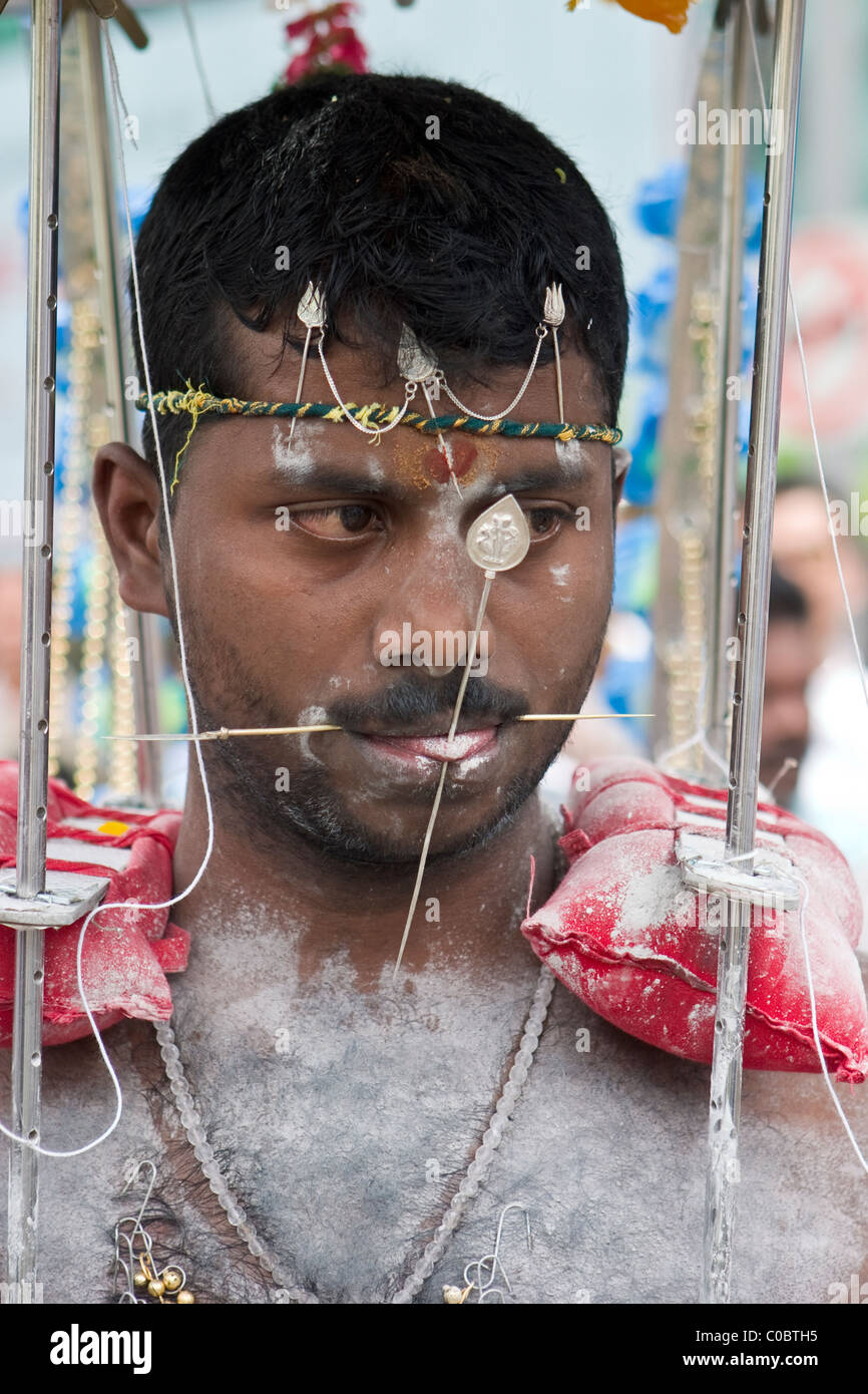 Thaipusam fête hindoue à Singapour où les gens montrent leur foi en perçant leur corps avec des crochets et pointes Banque D'Images