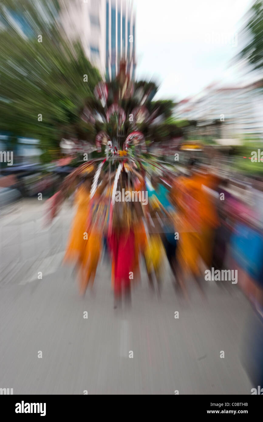 Thaipusam fête hindoue à Singapour où les gens montrent leur foi en perçant leur corps avec des crochets et pointes Banque D'Images