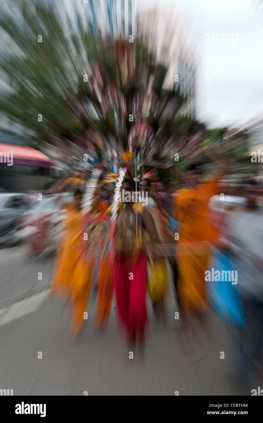Thaipusam fête hindoue à Singapour où les gens montrent leur foi en perçant leur corps avec des crochets et pointes Banque D'Images