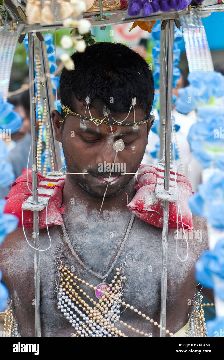 Thaipusam fête hindoue à Singapour où les gens montrent leur foi en perçant leur corps avec des crochets et pointes Banque D'Images