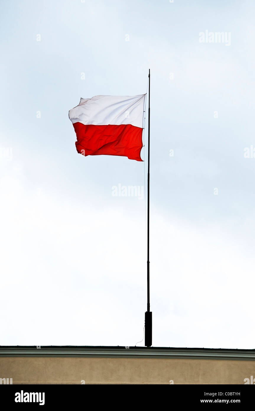 L'horizon bleu et drapeau polonais Banque D'Images