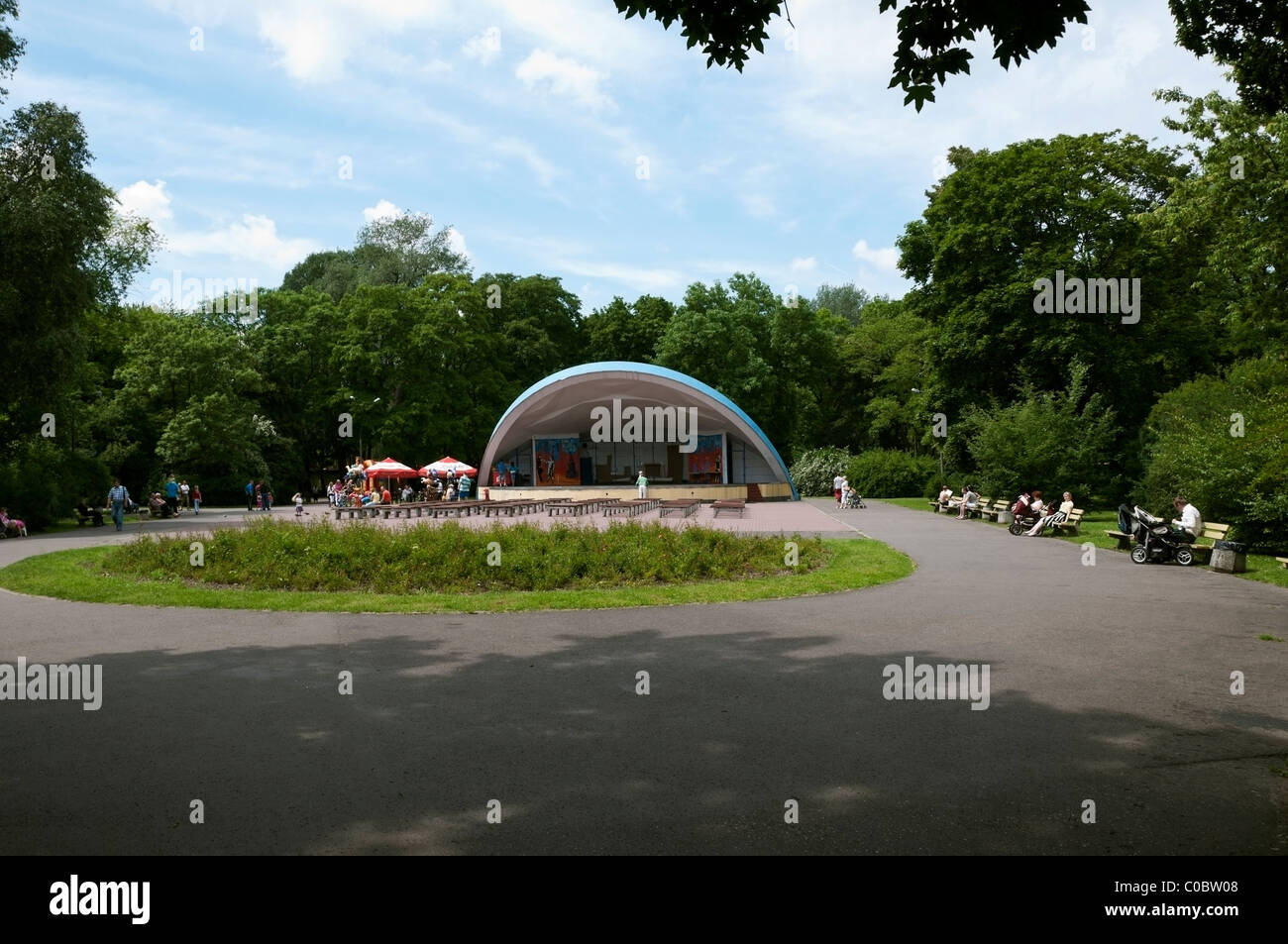 Vue paysage de Hetman ou parc de Prague avec shell bande à Varsovie, Prague, l'été du district du nord de la Pologne, de l'Europe, l'UNION EUROPÉENNE Banque D'Images