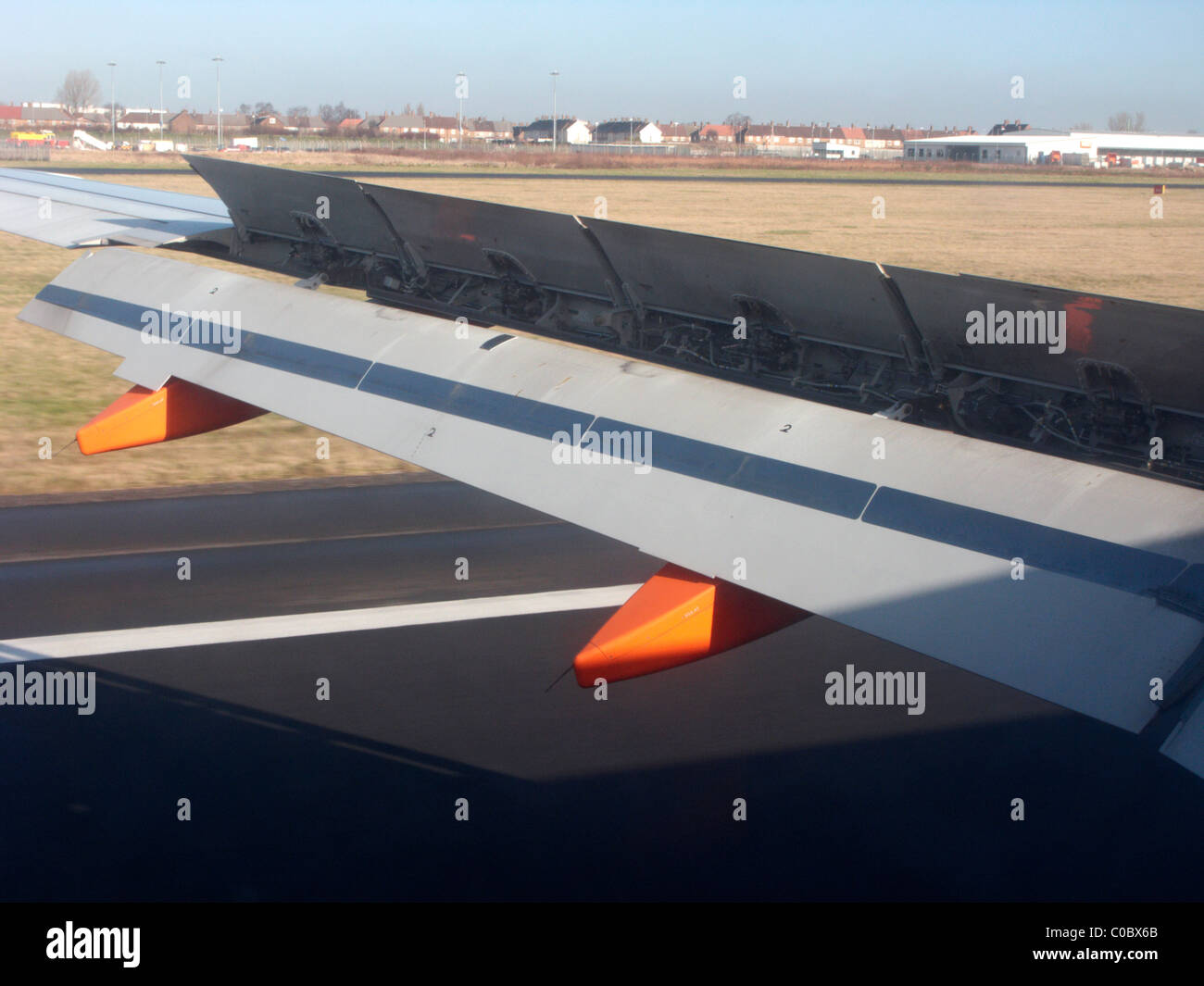 Airbus A319 d'easyjet avec aérofreins ailes entièrement appliqué sur l'atterrissage à l'aéroport de Liverpool à la recherche dans le cadre d'aéronef Banque D'Images