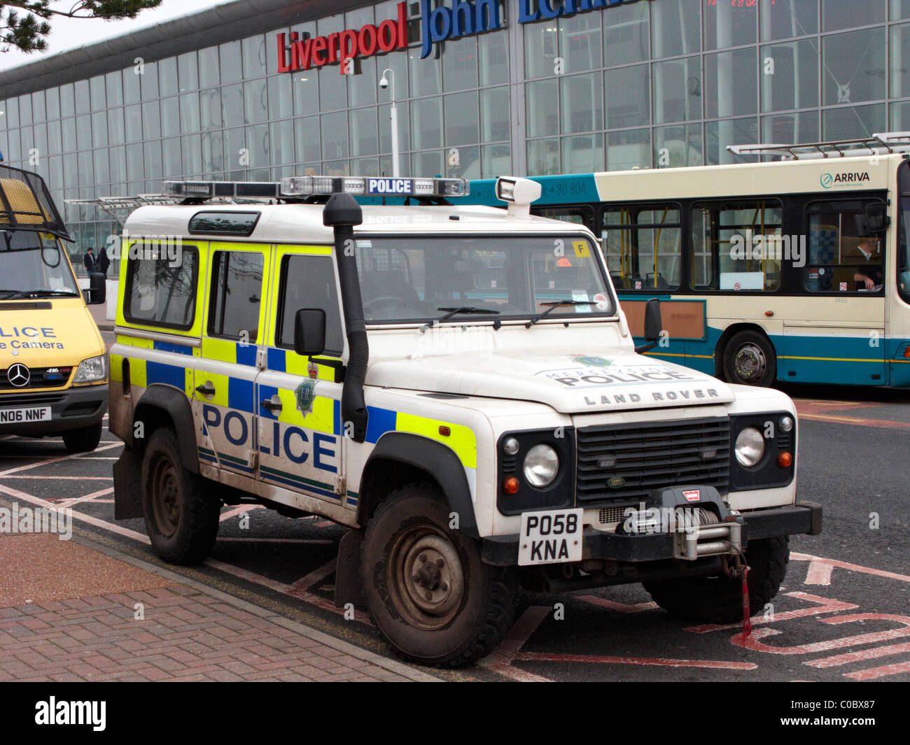 La police de Merseyside véhicule land rover à l'extérieur de l'aéroport john Lennon de Liverpool Merseyside uk Banque D'Images