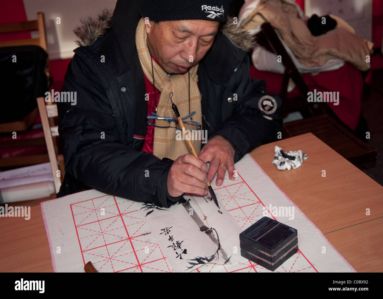 Paris, France - 12 février 2011 - Un homme démontrant la démonstration de calligraphie chinoise Banque D'Images