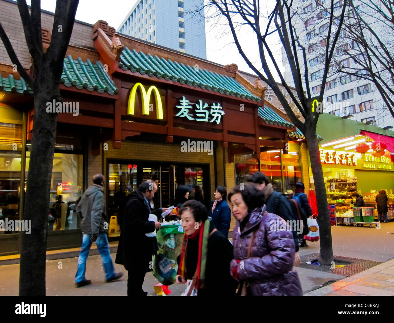 Paris, France, Asian Shopping, Chinese McDonald's Restaurant, Chinatown, street [Front], paris communauté chinoise, Women Walking, scène de rue parisienne animée MacDonald france, paris fast food Street Banque D'Images