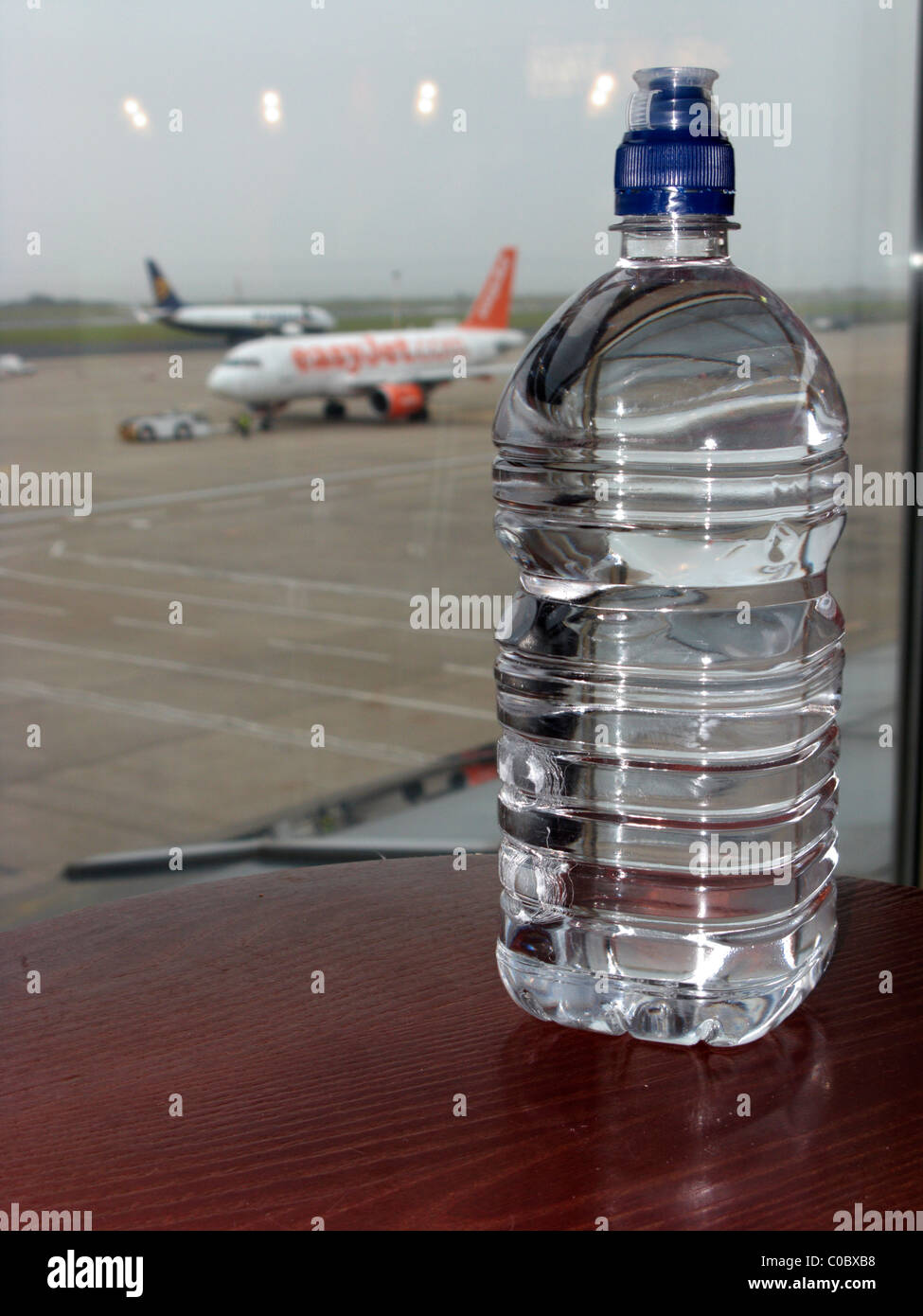 Bouteille d'un litre de l'eau sur un tableau passé la sécurité en salle d'embarquement à l'aéroport john Lennon de Liverpool Merseyside uk Banque D'Images