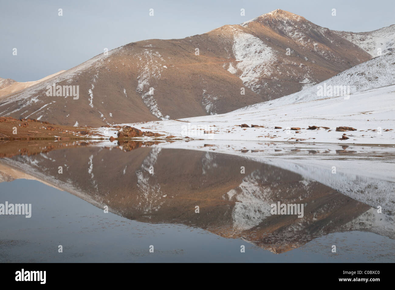 Dans les montagnes de l'Atlas, la montagne a ce qui ressemble à un visage inversé dans le reflet de la neige. Ian Mcewan Banque D'Images