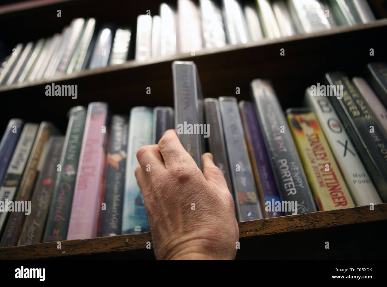 Livres sur une étagère dans une bibliothèque publique au Royaume-Uni. Banque D'Images