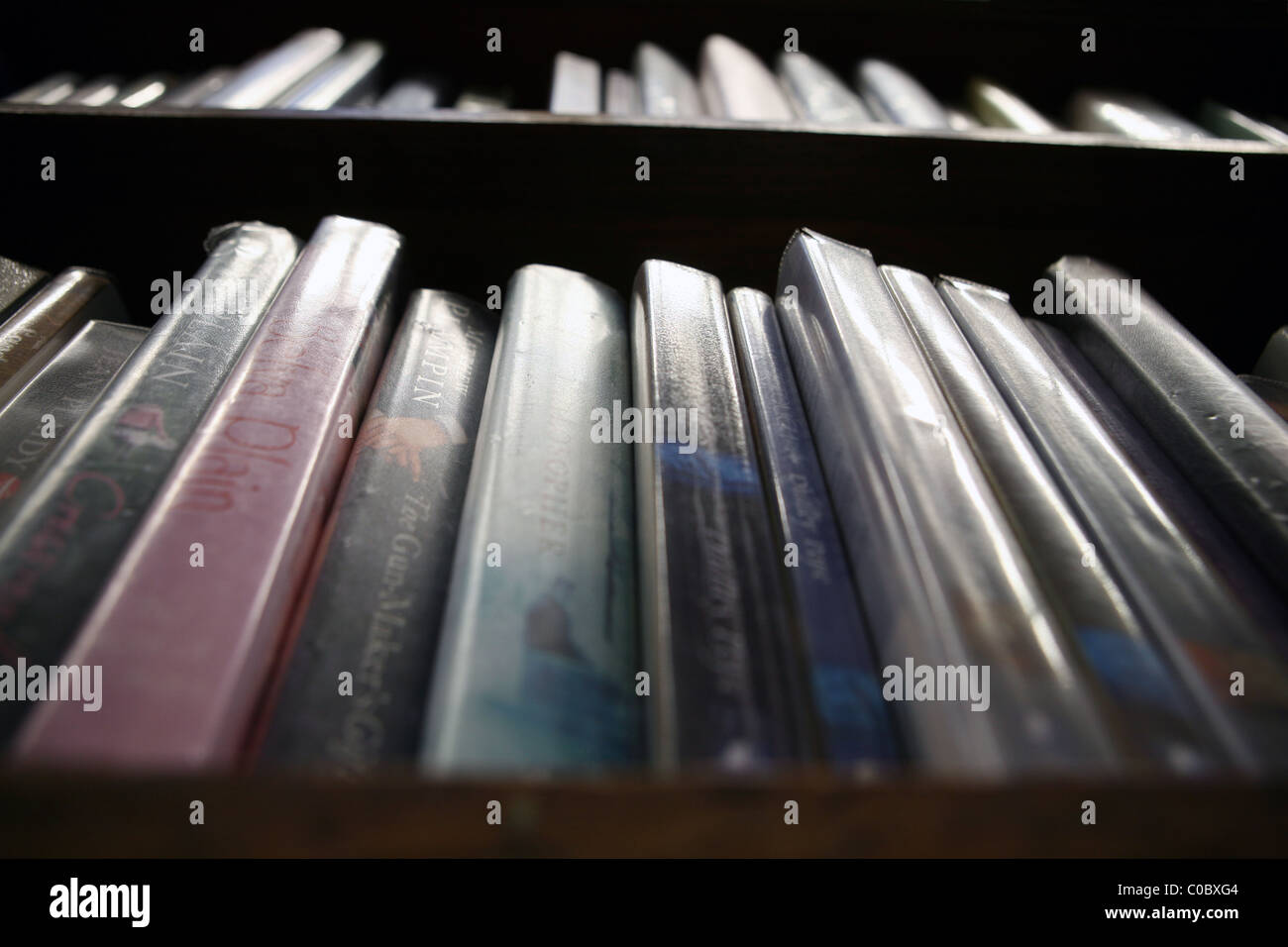 Livres sur une étagère dans une bibliothèque publique au Royaume-Uni. Banque D'Images