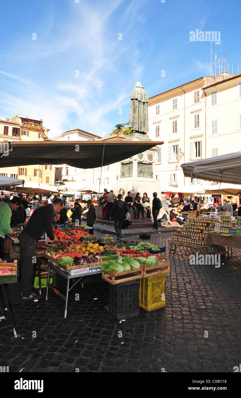 Rome, Italie - Le marché traditionnel le dimanche de la Piazza Campo de ...