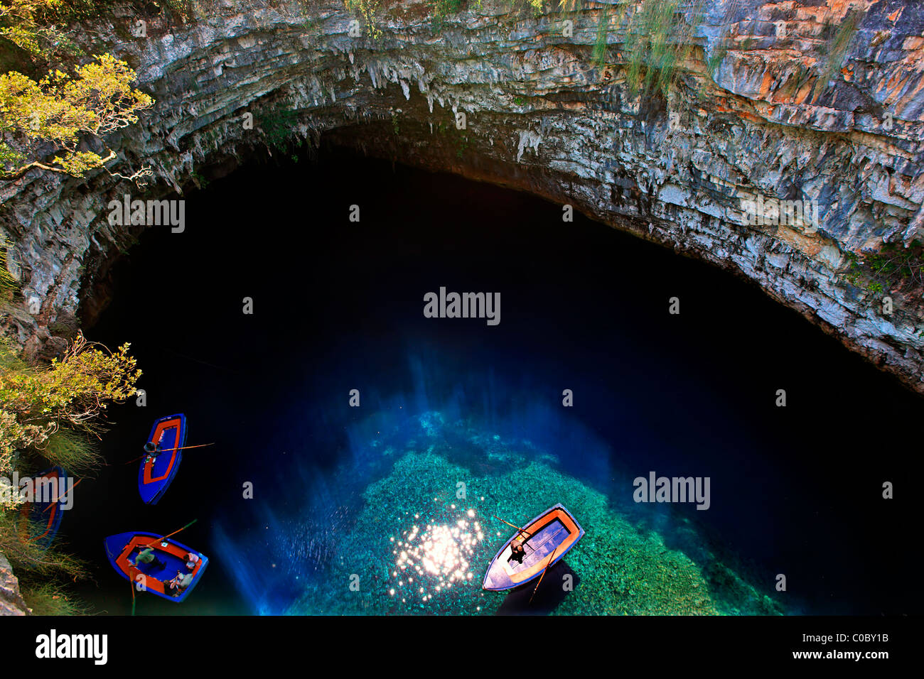 Les hommes en bateau 'cave-lac de Melissani', sur l'île de Céphalonie, Grèce Banque D'Images