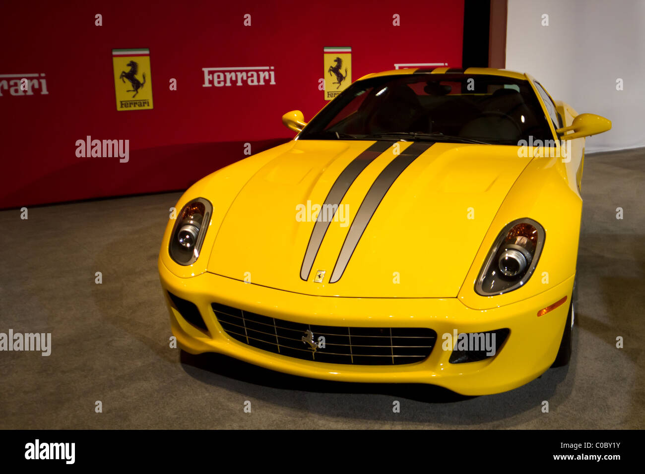 Voiture de sport Ferrari jaune Banque D'Images